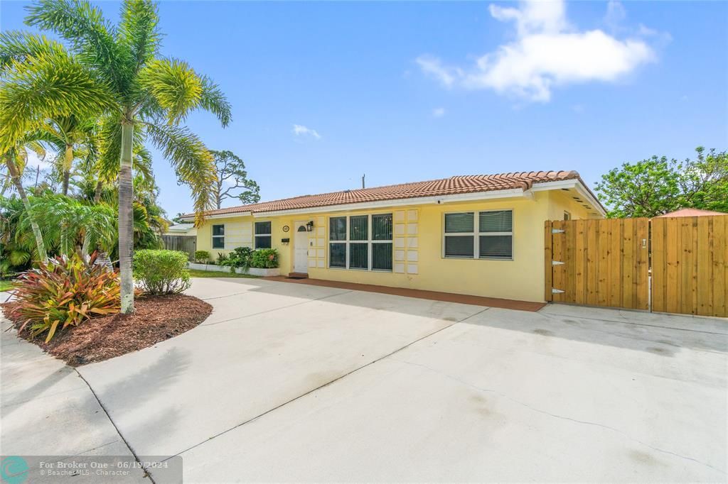 For Sale: $585,000 (4 beds, 2 baths, 1762 Square Feet)