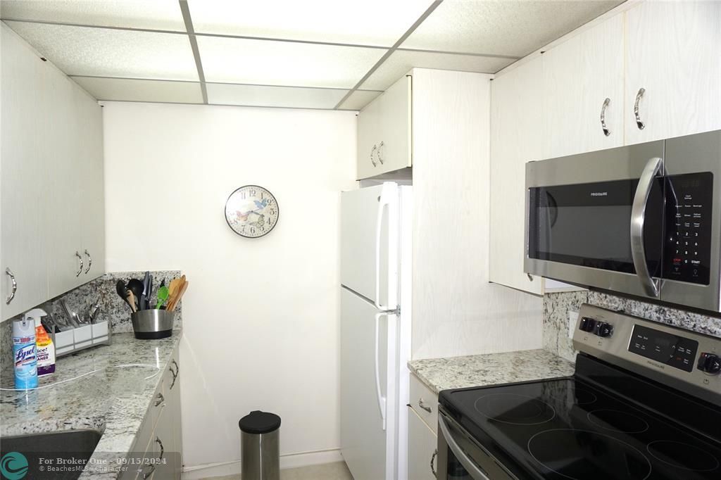 For Sale: $149,000 (1 beds, 1 baths, 811 Square Feet)