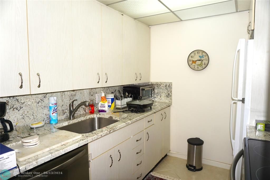 For Sale: $149,000 (1 beds, 1 baths, 811 Square Feet)