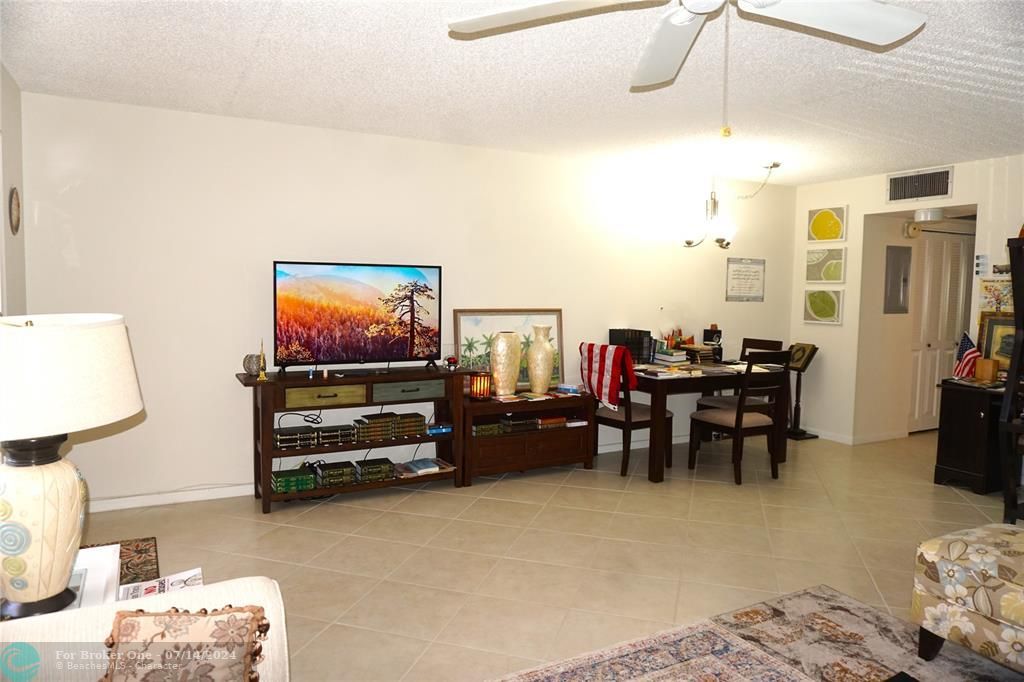 For Sale: $149,000 (1 beds, 1 baths, 811 Square Feet)