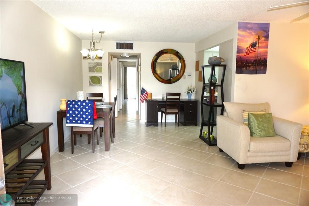 For Sale: $149,000 (1 beds, 1 baths, 811 Square Feet)