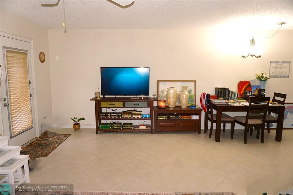 For Sale: $149,000 (1 beds, 1 baths, 811 Square Feet)