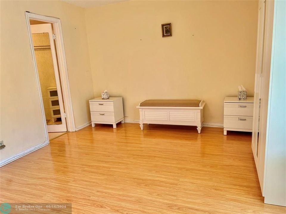 For Sale: $123,000 (1 beds, 1 baths, 719 Square Feet)
