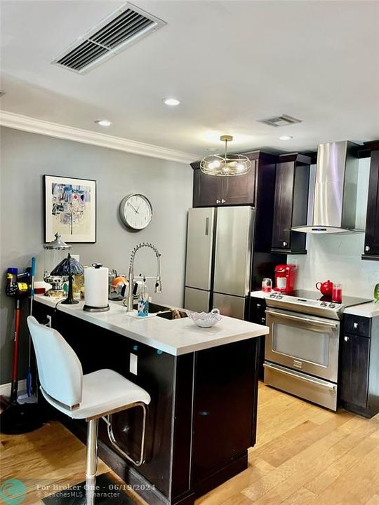 For Sale: $295,000 (1 beds, 1 baths, 740 Square Feet)