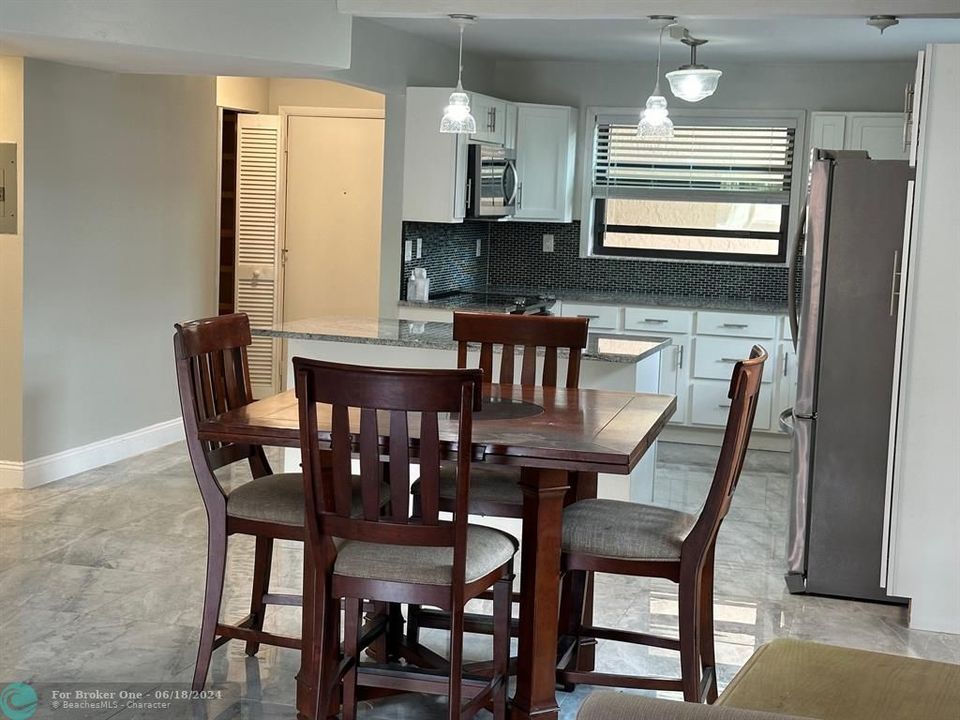 For Sale: $258,000 (2 beds, 2 baths, 1270 Square Feet)