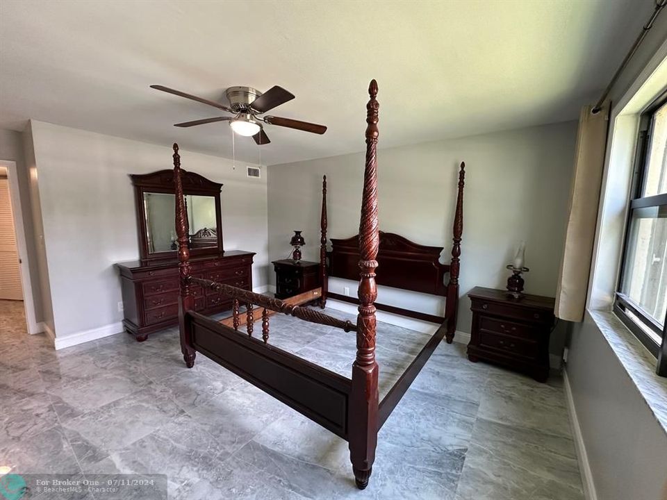For Sale: $258,000 (2 beds, 2 baths, 1270 Square Feet)