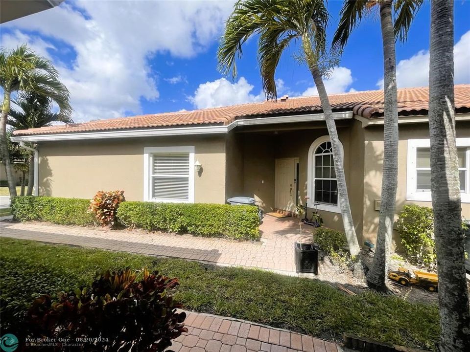 Active With Contract: $3,600 (3 beds, 2 baths, 1554 Square Feet)