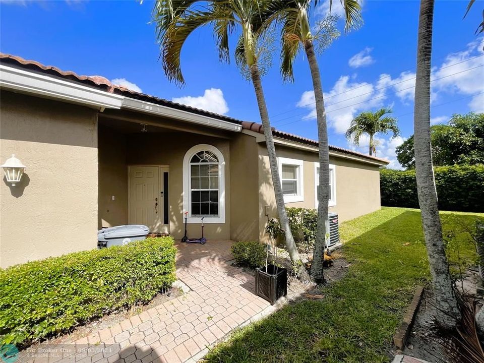 Active With Contract: $3,600 (3 beds, 2 baths, 1554 Square Feet)