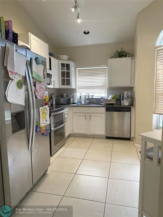For Rent: $3,600 (3 beds, 2 baths, 1554 Square Feet)