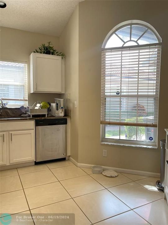 Active With Contract: $3,600 (3 beds, 2 baths, 1554 Square Feet)