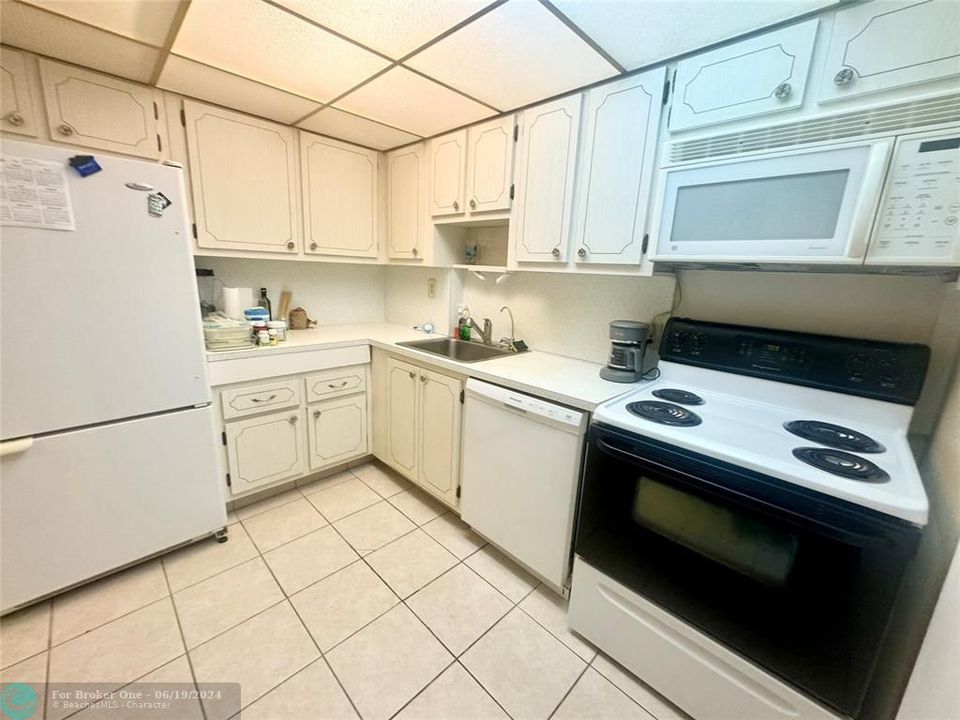 For Sale: $300,000 (1 beds, 1 baths, 800 Square Feet)
