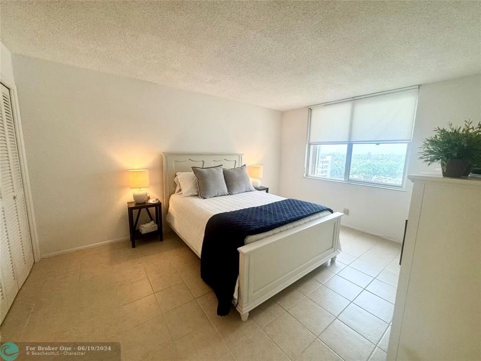 Active With Contract: $300,000 (1 beds, 1 baths, 800 Square Feet)