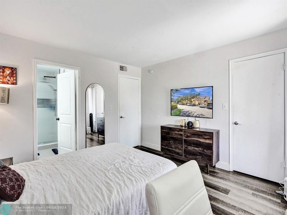 Active With Contract: $2,500 (2 beds, 2 baths, 1256 Square Feet)
