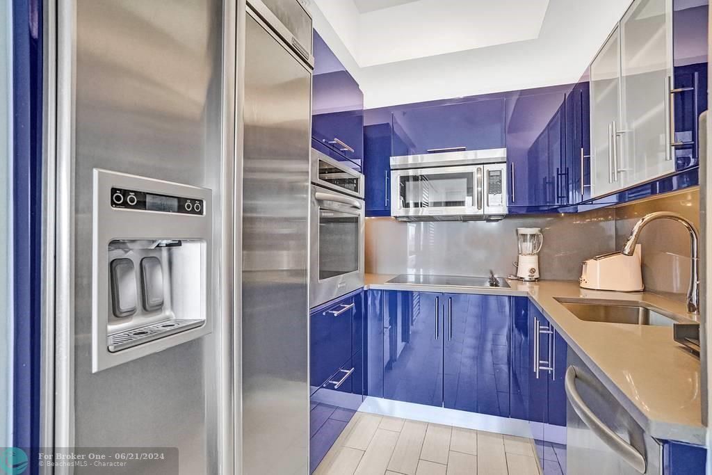 For Sale: $727,500 (1 beds, 1 baths, 709 Square Feet)