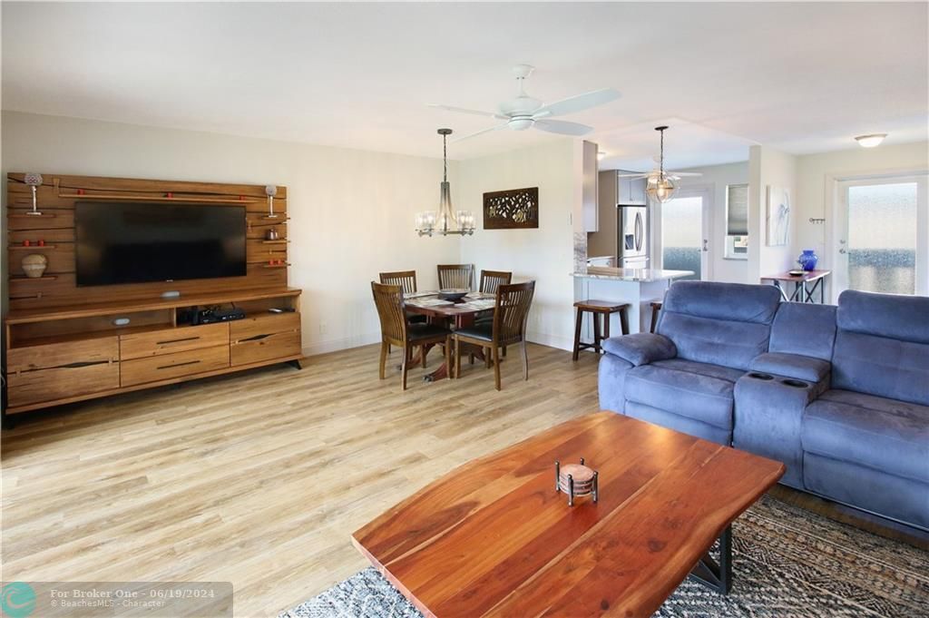 For Sale: $295,000 (2 beds, 2 baths, 1027 Square Feet)
