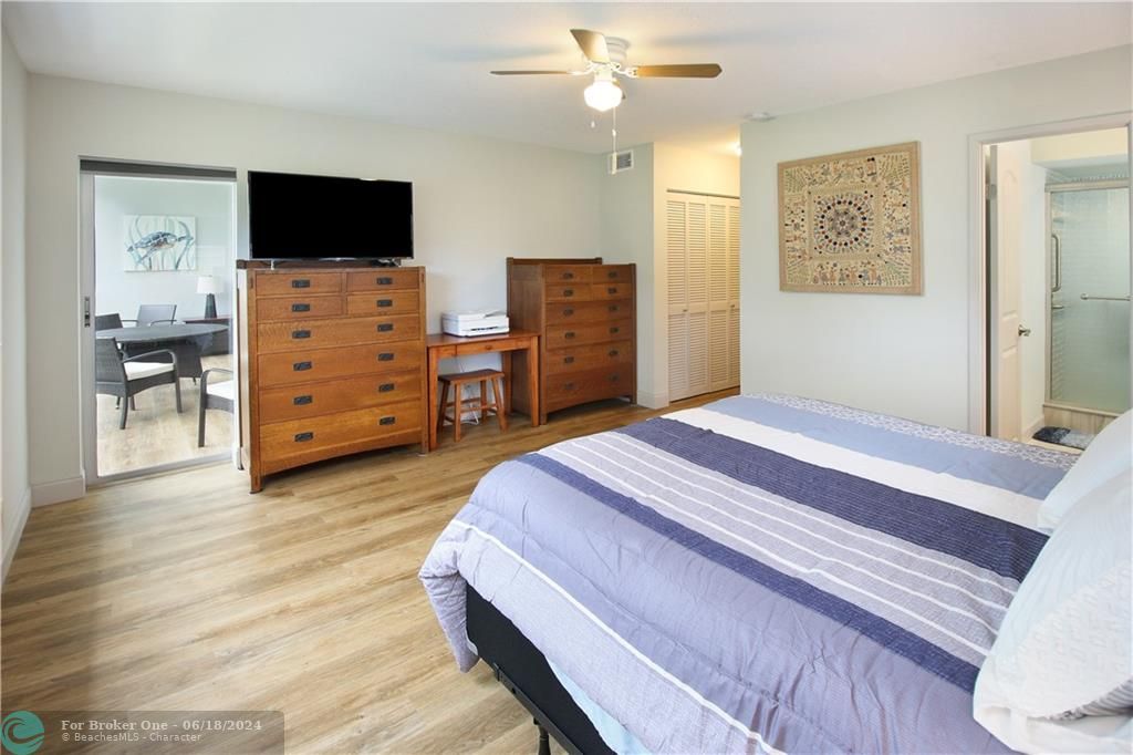 For Sale: $295,000 (2 beds, 2 baths, 1027 Square Feet)