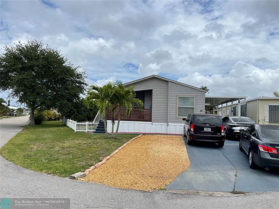 Active With Contract: $299,900 (2 beds, 2 baths, 1004 Square Feet)