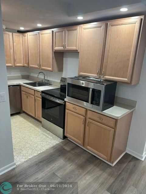 For Rent: $1,650 (1 beds, 1 baths, 703 Square Feet)