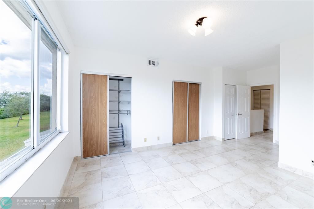 For Sale: $349,999 (2 beds, 1 baths, 1110 Square Feet)