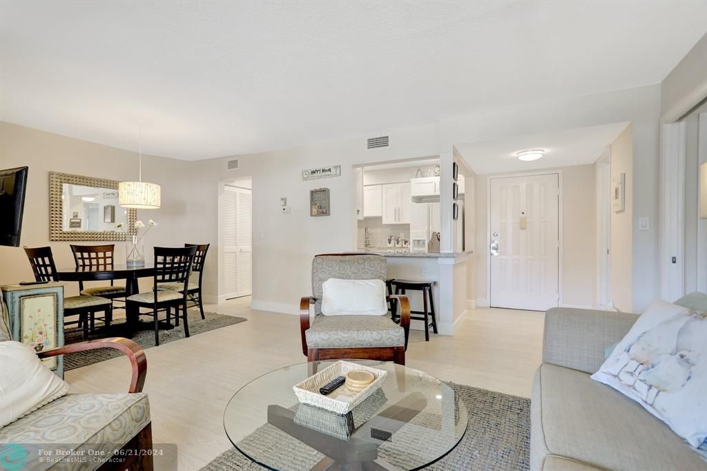 For Sale: $565,000 (2 beds, 2 baths, 1021 Square Feet)