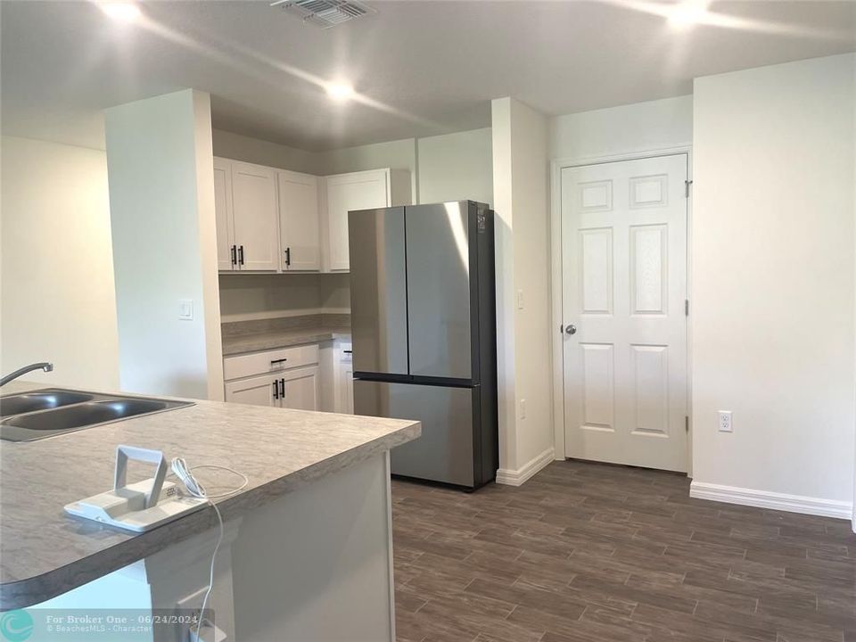 For Rent: $3,000 (4 beds, 2 baths, 1806 Square Feet)