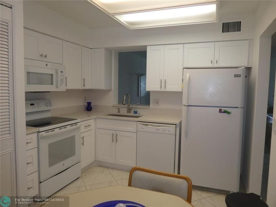 Active With Contract: $125,000 (1 beds, 2 baths, 866 Square Feet)