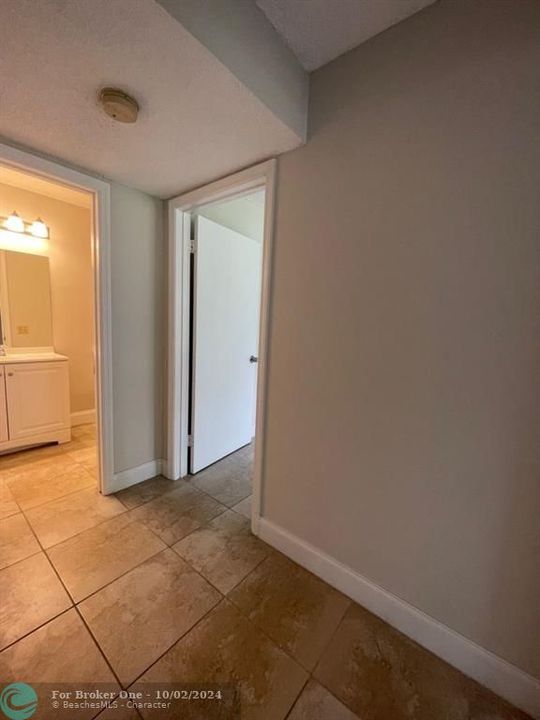 For Rent: $2,000 (1 beds, 1 baths, 887 Square Feet)