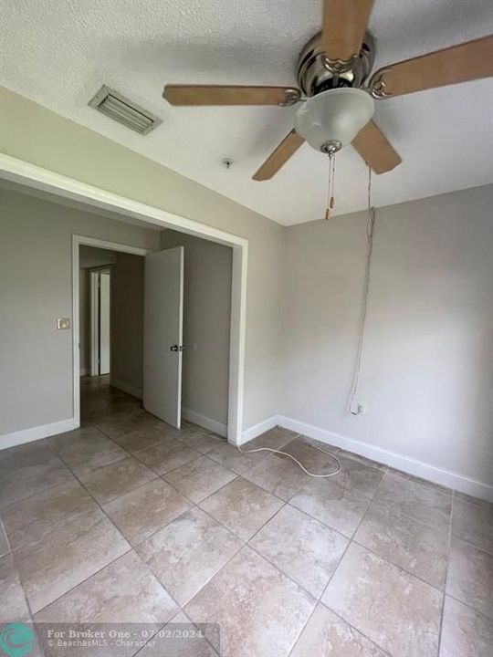 For Rent: $2,000 (1 beds, 1 baths, 887 Square Feet)