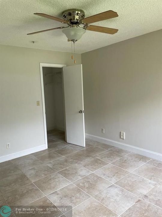 For Rent: $2,000 (1 beds, 1 baths, 887 Square Feet)