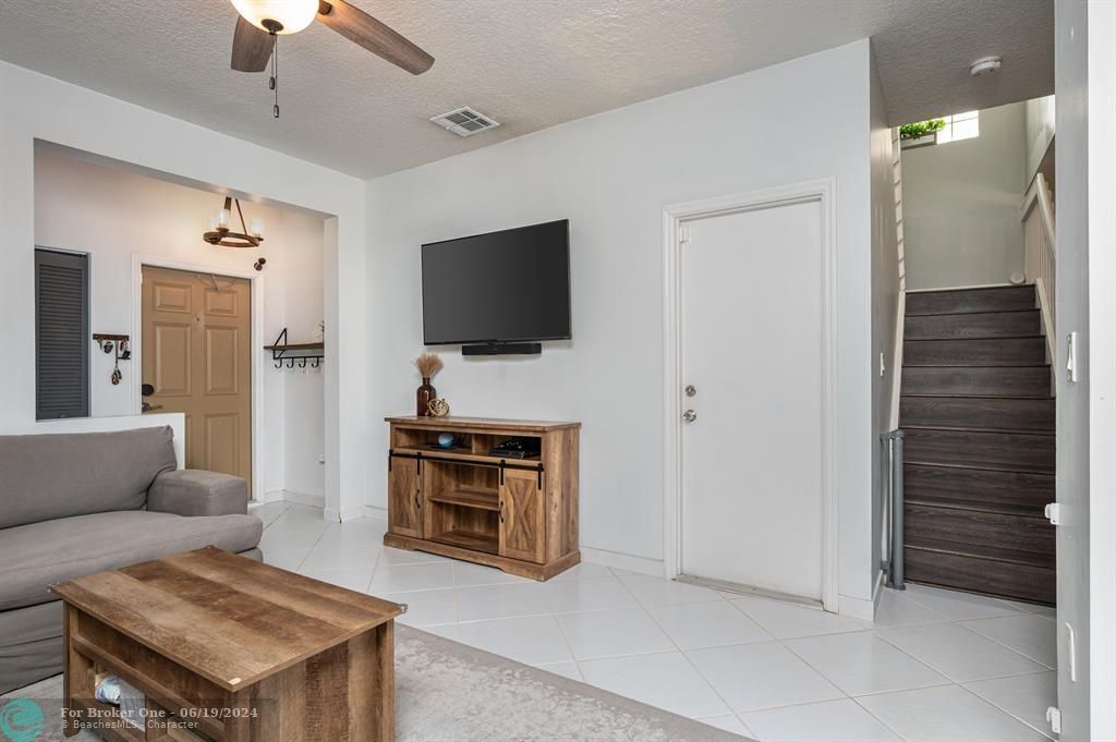 Active With Contract: $574,000 (3 beds, 2 baths, 1602 Square Feet)