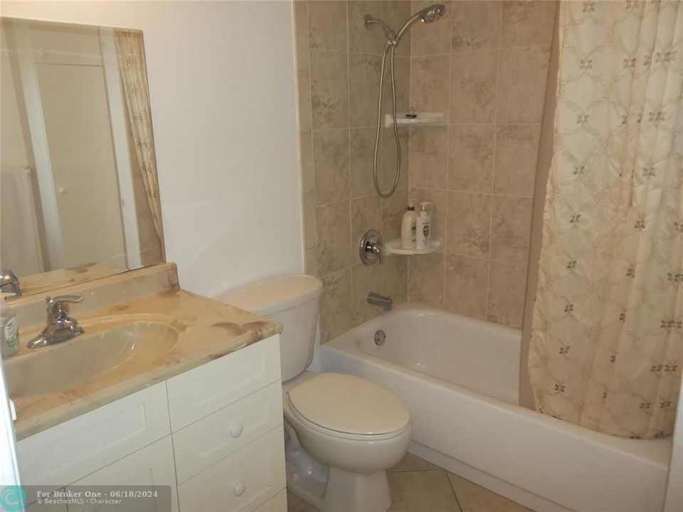 For Sale: $375,000 (2 beds, 2 baths, 988 Square Feet)