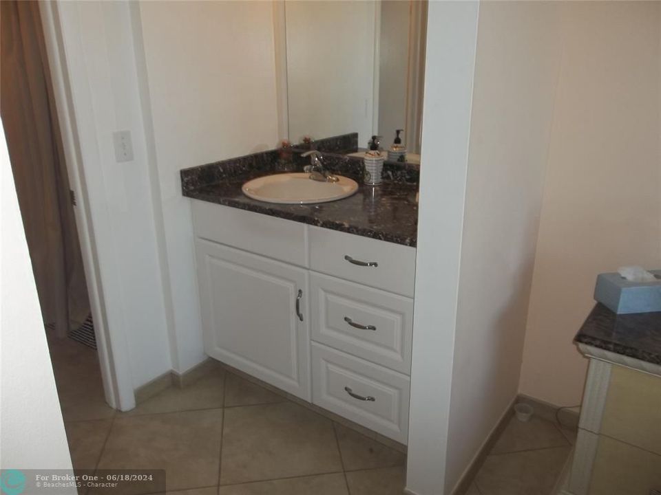 For Sale: $375,000 (2 beds, 2 baths, 988 Square Feet)