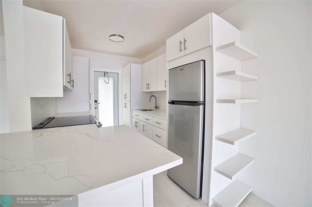 For Sale: $249,000 (2 beds, 2 baths, 962 Square Feet)