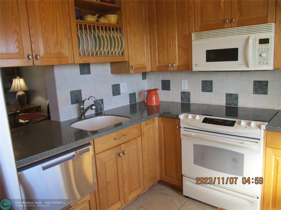 For Sale: $185,000 (1 beds, 1 baths, 785 Square Feet)