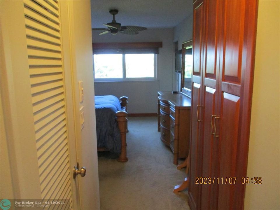 For Sale: $185,000 (1 beds, 1 baths, 785 Square Feet)