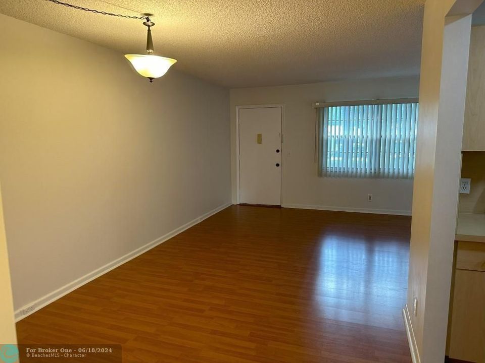 For Rent: $1,650 (1 beds, 1 baths, 811 Square Feet)
