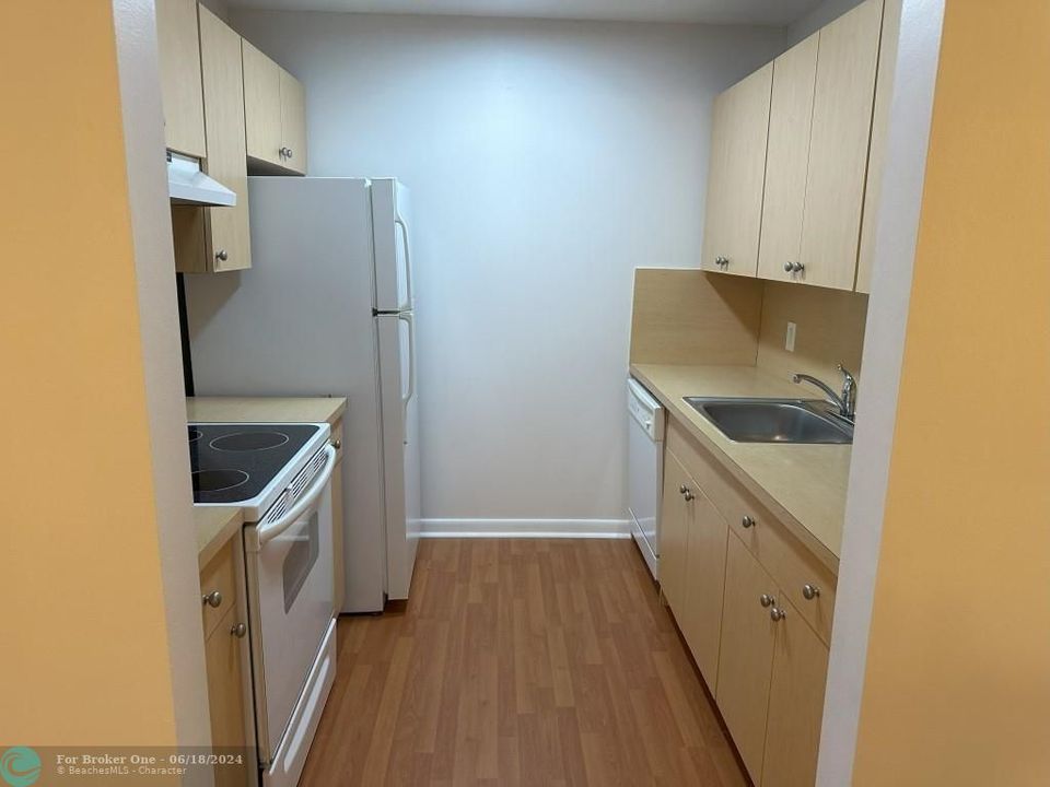 For Rent: $1,650 (1 beds, 1 baths, 811 Square Feet)