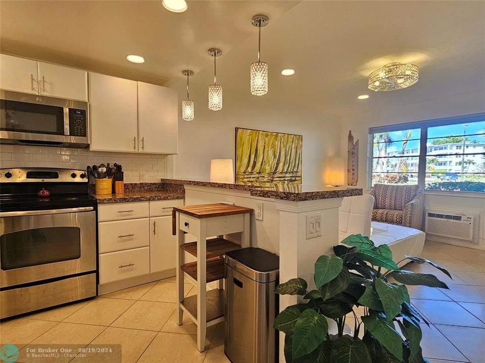 Active With Contract: $144,900 (1 beds, 1 baths, 703 Square Feet)