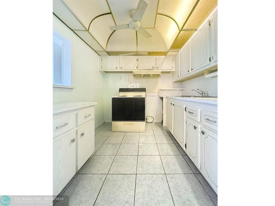 For Sale: $85,000 (1 beds, 1 baths, 595 Square Feet)
