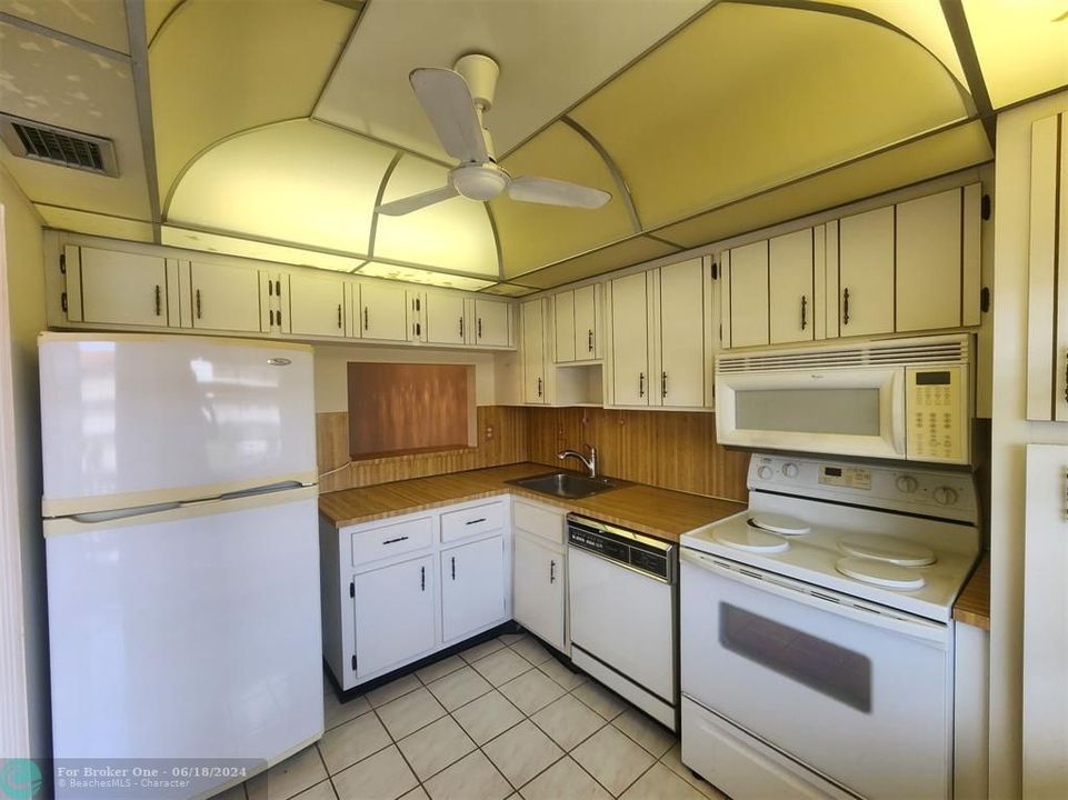 For Sale: $120,000 (2 beds, 2 baths, 904 Square Feet)