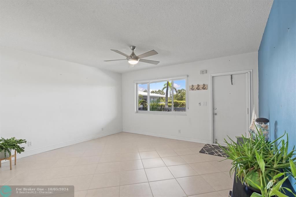 Recently Sold: $200,000 (1 beds, 1 baths, 700 Square Feet)