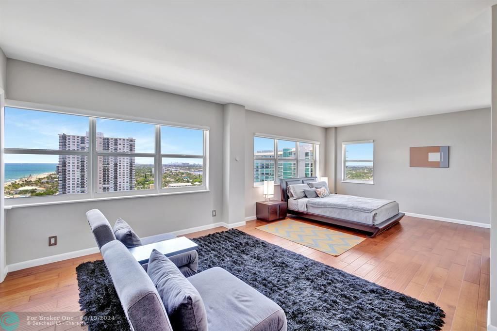 For Sale: $999,000 (2 beds, 2 baths, 1900 Square Feet)