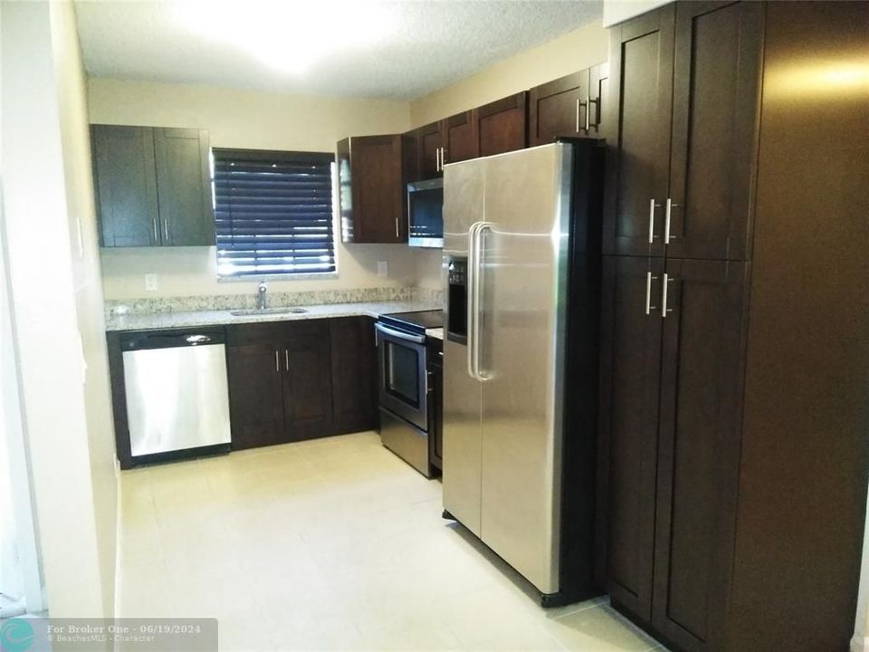 For Rent: $2,600 (2 beds, 2 baths, 935 Square Feet)