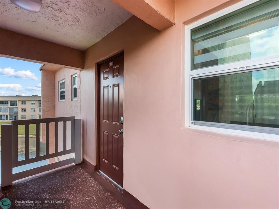 For Sale: $155,000 (1 beds, 1 baths, 766 Square Feet)