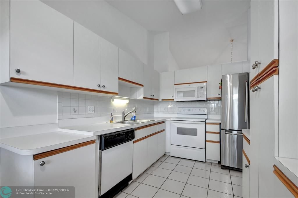 For Sale: $329,999 (3 beds, 2 baths, 1371 Square Feet)