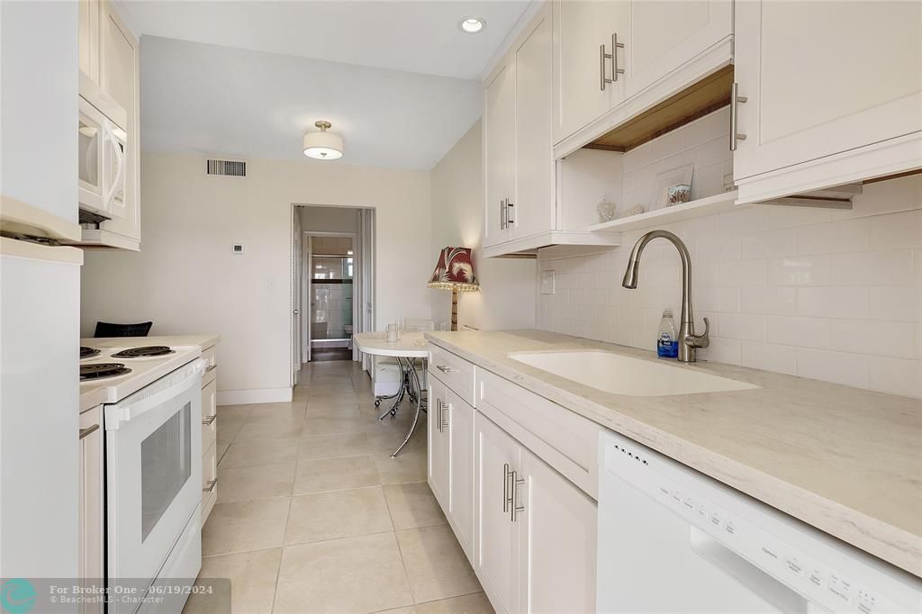 For Sale: $249,000 (1 beds, 1 baths, 640 Square Feet)