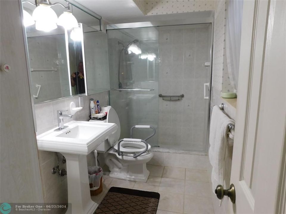 合同活跃: $549,900 (4 贝兹, 2 浴室, 1896 平方英尺)