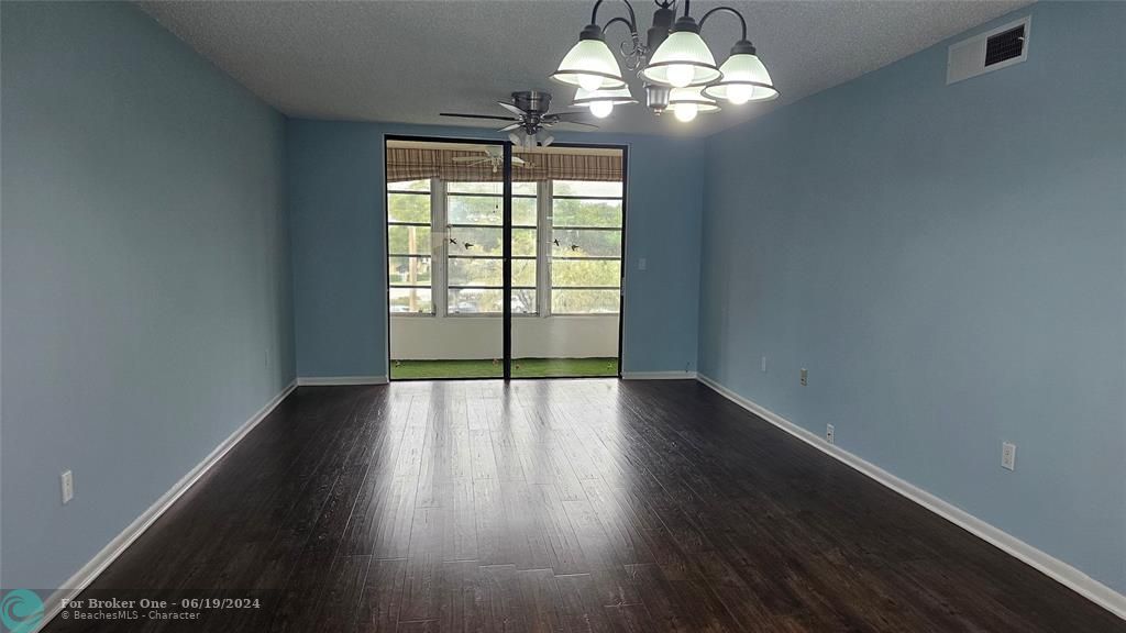For Sale: $197,000 (2 beds, 2 baths, 1000 Square Feet)