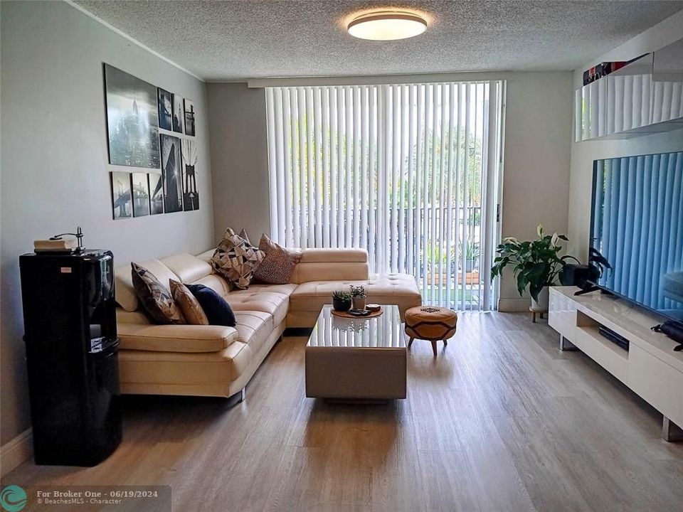 For Rent: $2,750 (2 beds, 2 baths, 960 Square Feet)