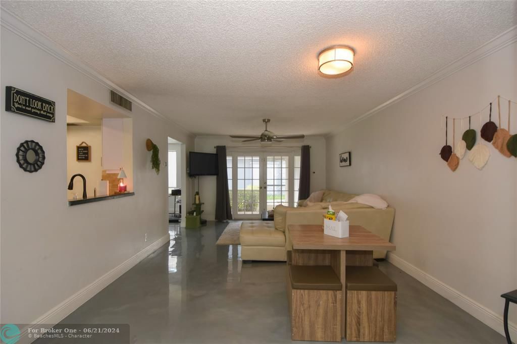 For Sale: $235,000 (2 beds, 1 baths, 847 Square Feet)